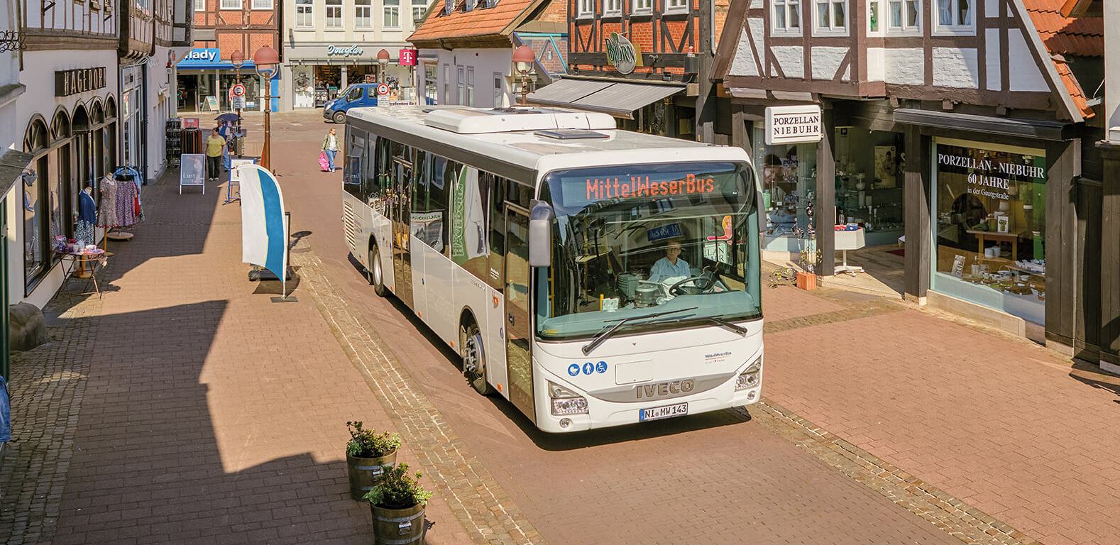Bus fährt an der MittelWeser durch die Straße