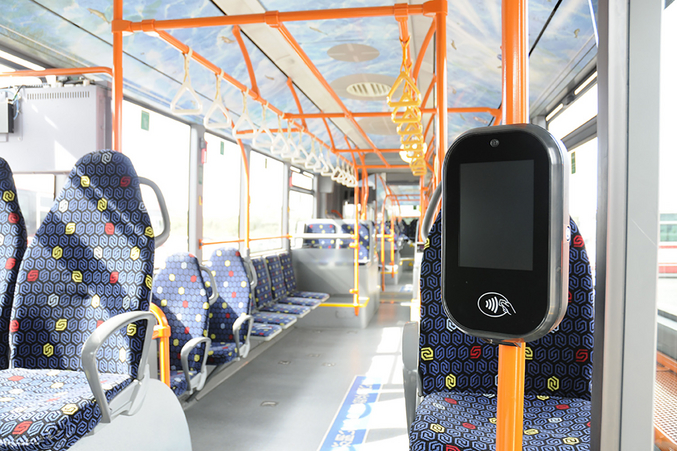 E-ticketing Validator in einem leeren Bus