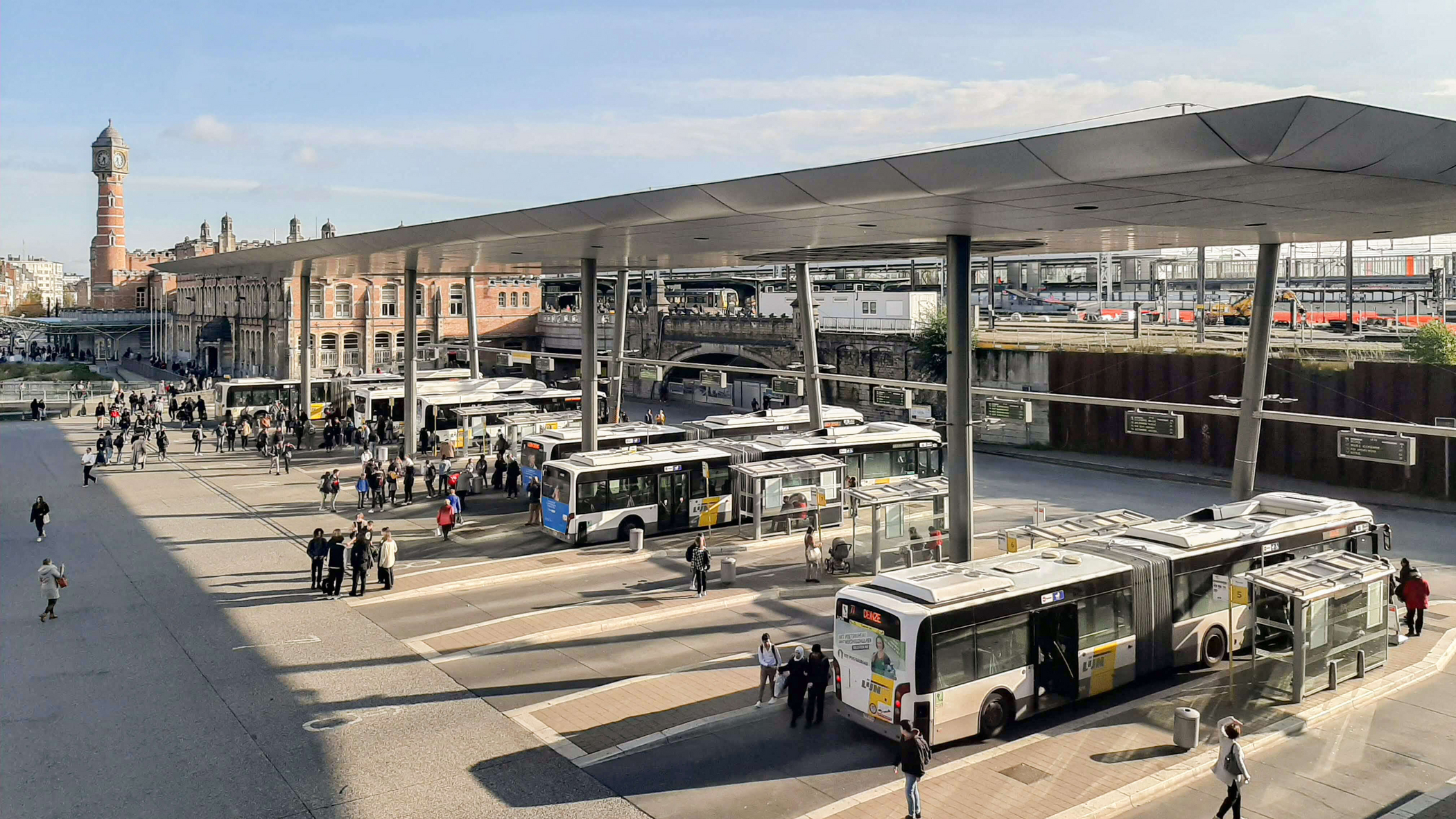 Busse am Busbahnhof in Belgien