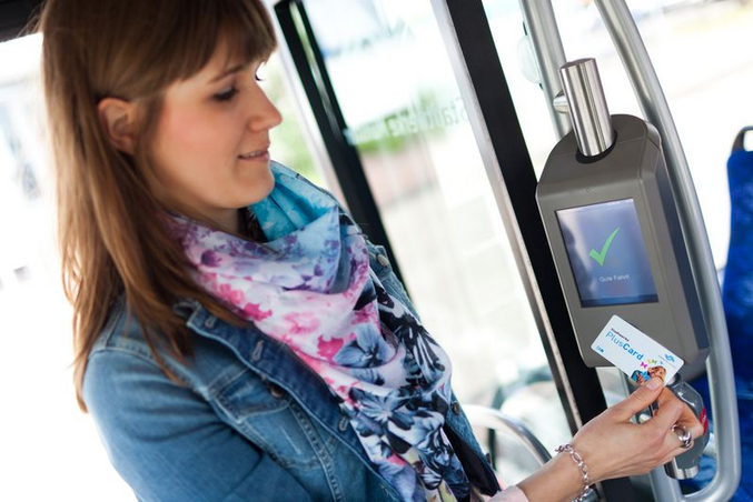 Fahrgast hält die PlusCard Münster an den Ticket Validator