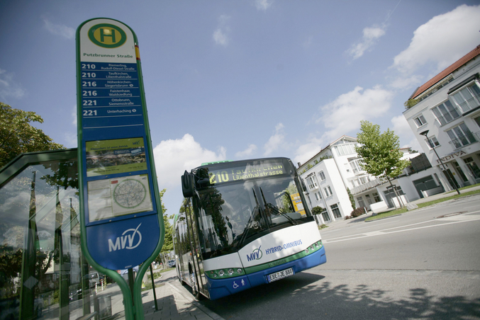 Regionalbus an einer Bushaltestelle von unten