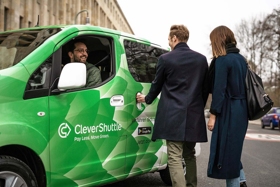 Paar beim Einstieg in ein Fahrzeug von CleverShuttle