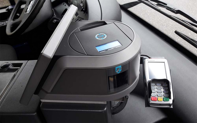 Foto der IVU.ticket.box mit Kartenlesegerät in einem Bus