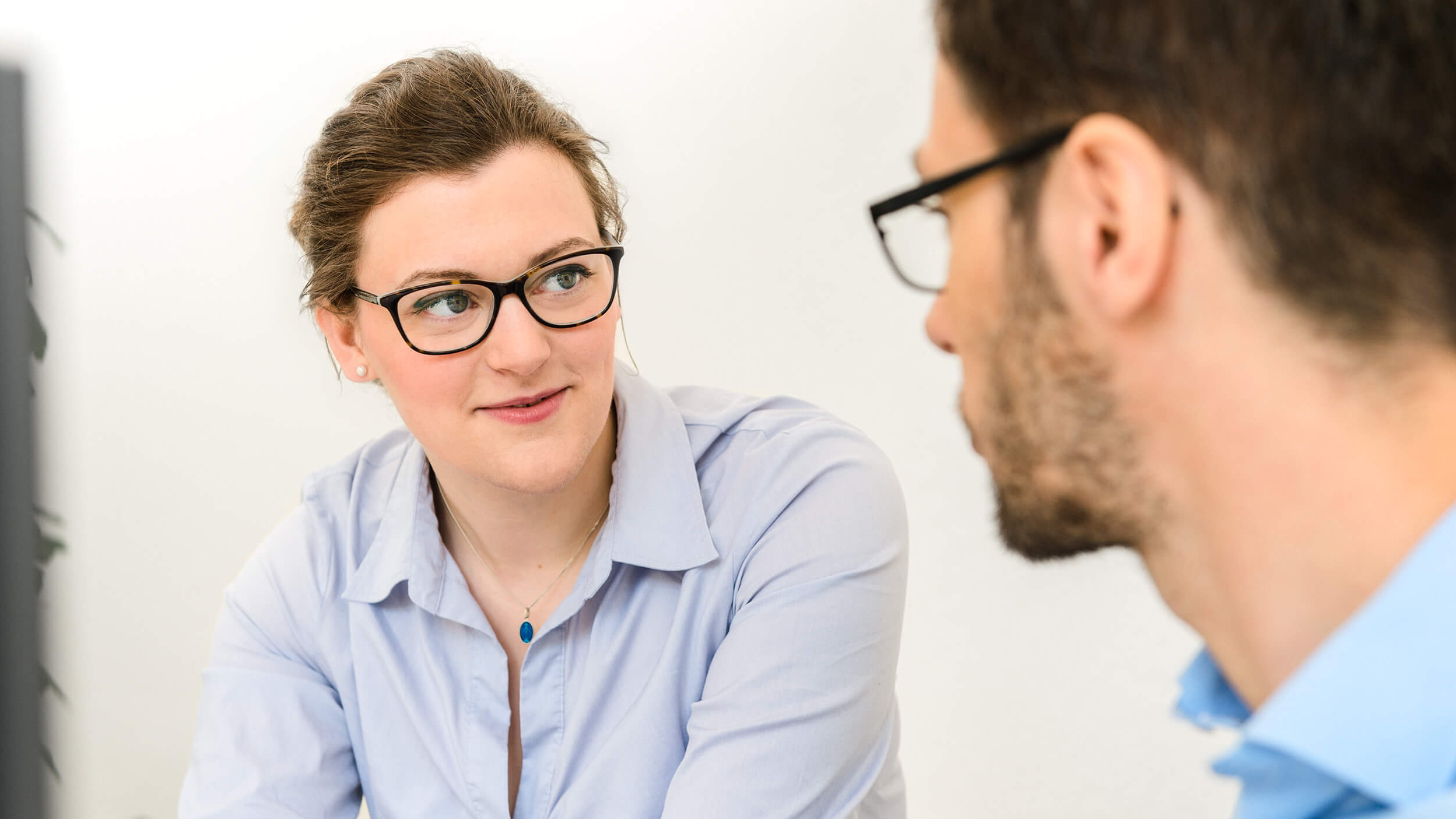 Frau im Gespräch mit einem Kollegen