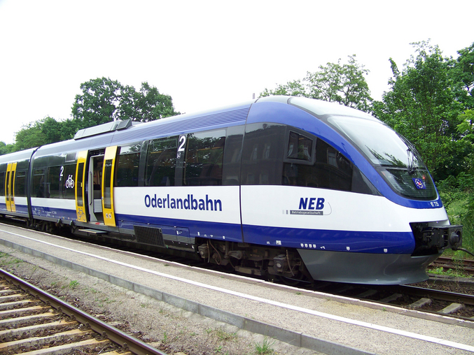 NEB-Zug am Bahnhof