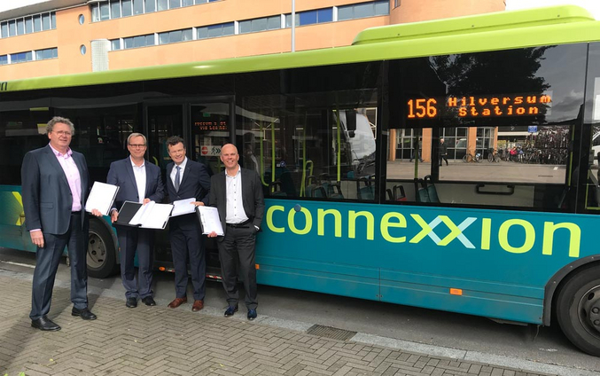 Vier Männer vor einem Connexxion-Bus. Von links nach rechts: Andreas Hellwig, Geschäftsbereichsleiter Public Transport Operations bei der IVU, Matthias Rust, COO der IVU, Bart Schmeink, CEO von Transdev Niederlande, Harry Wijers, COO von Connexxion