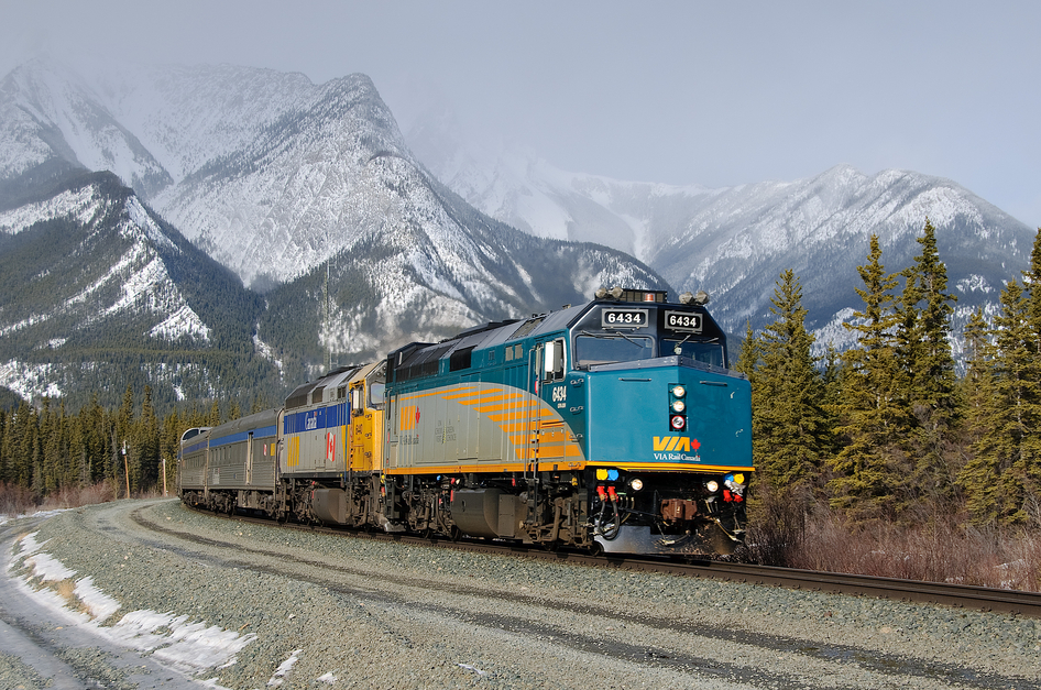 Via Rail Eisenbahn vor einer verschneiten Berglandschaft