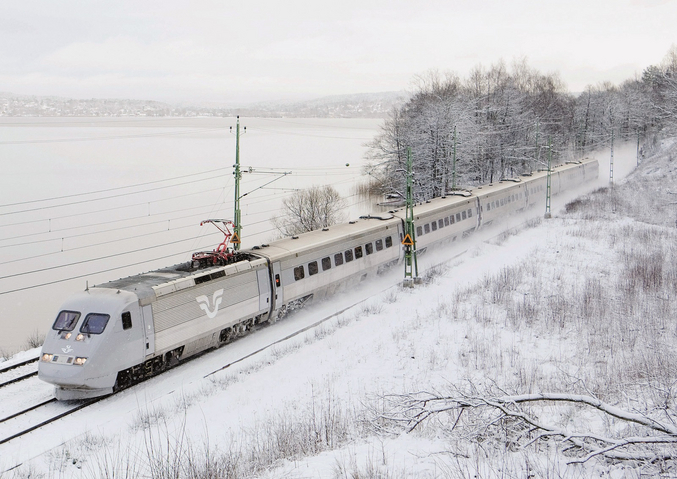 Weiße SJ Eisenbahn im Schnee vor einem gefrorenen See