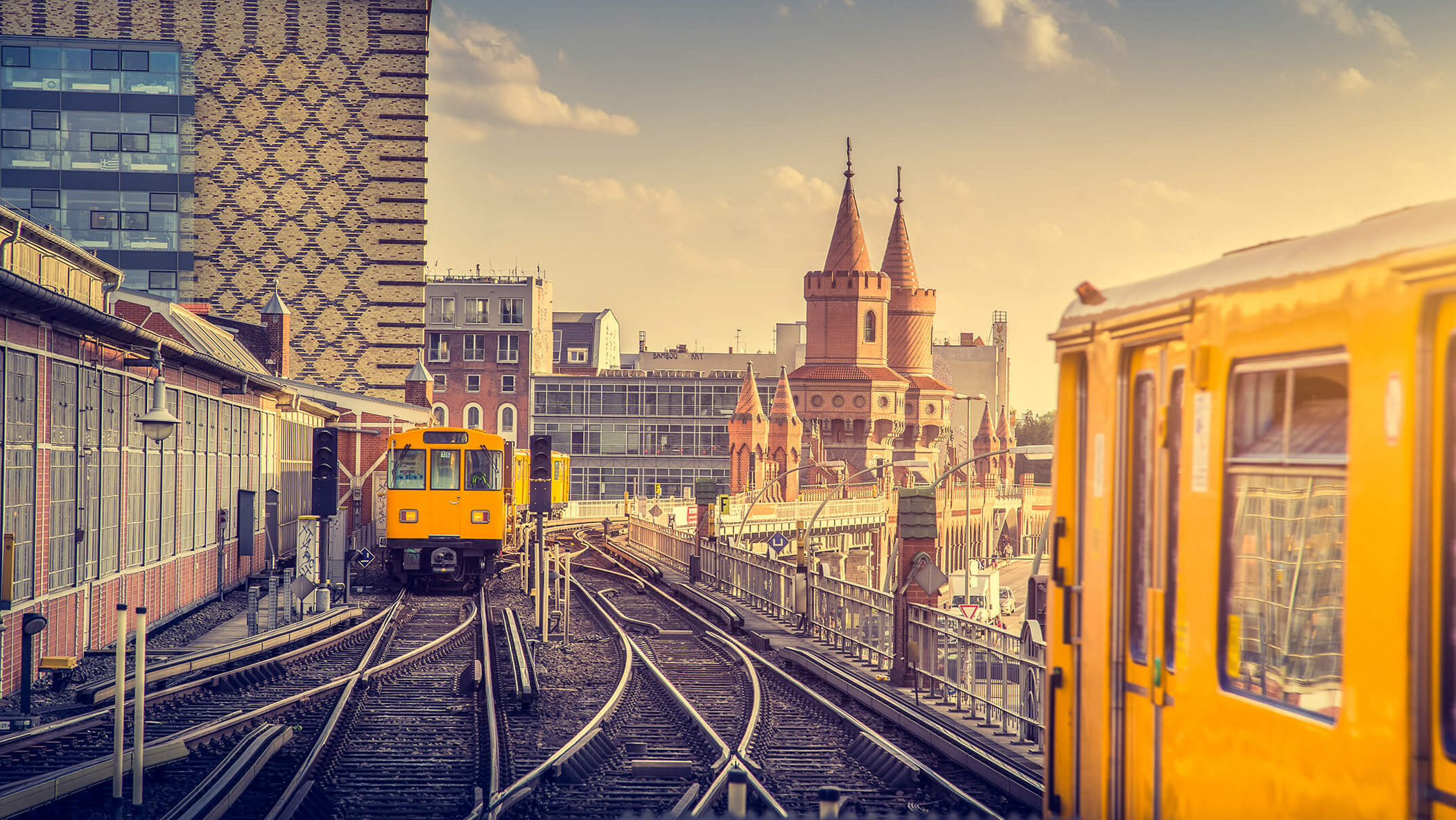 U-Bahn fährt im Sonnenuntergang über die Oberbaumbrücke in Berlin
