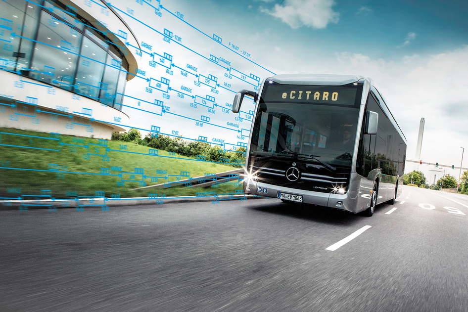 Ein silberner Mercedes-Benz eCitaro fährt auf einer Straße. Vor dem Bus sind Grafiken einer Software in das Bild implementiert.