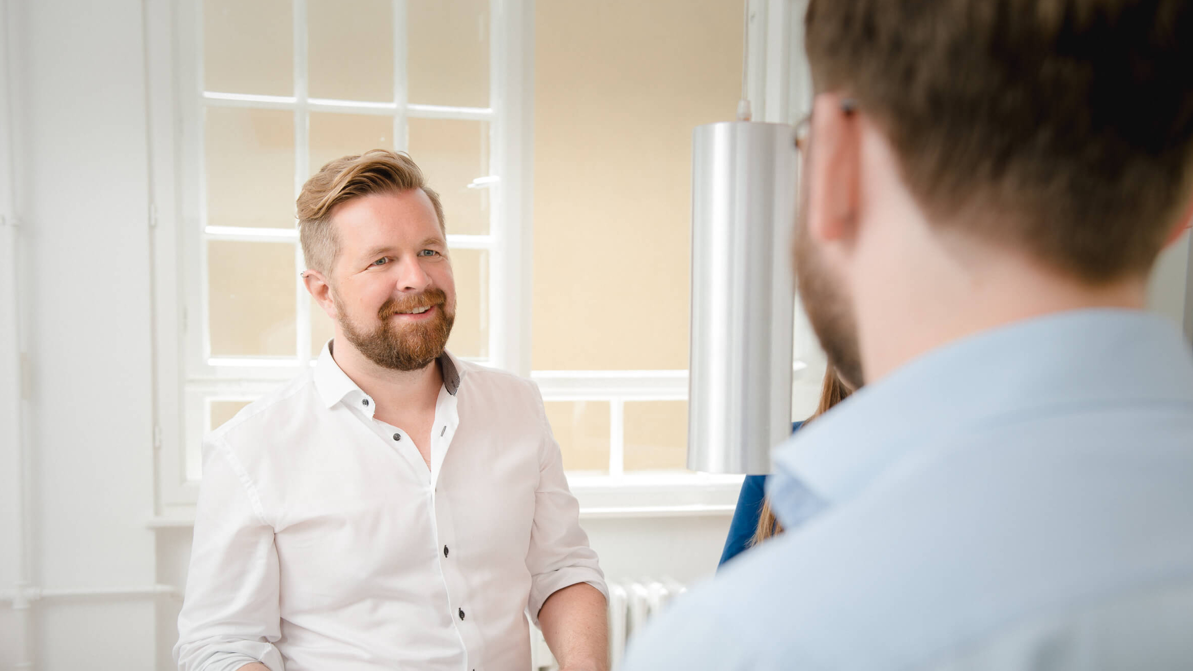 Mann im Gespräch mit einem Kollegen