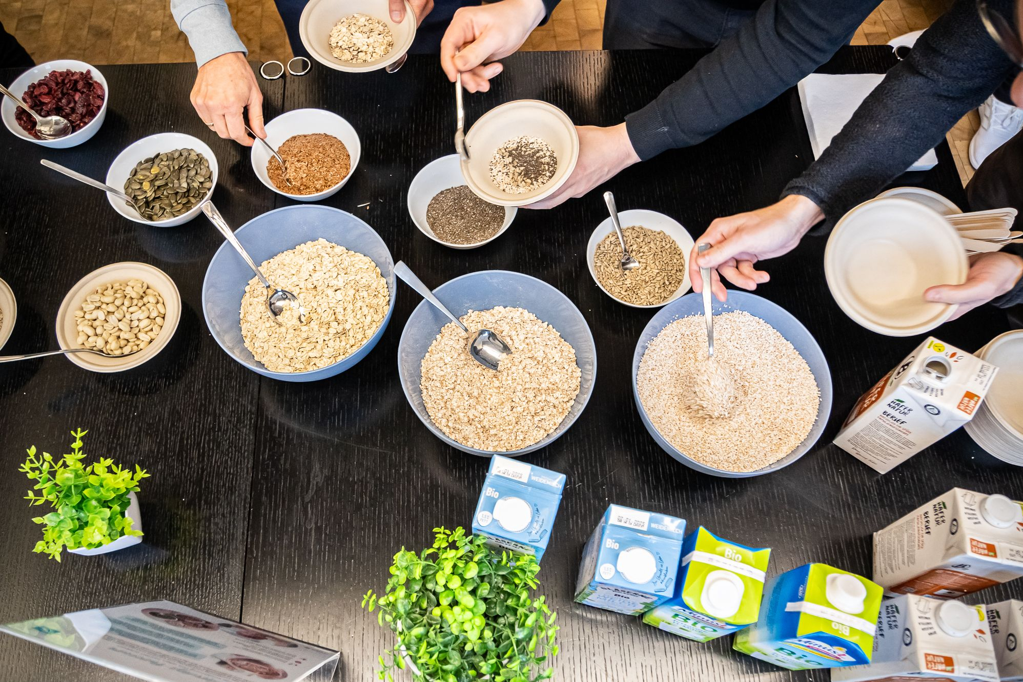 Schüsseln gefüllt mit Zutaten für ein gesundes Müsli