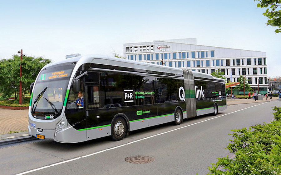 Ein silberner Bus von Qbuzz fährt durch eine Stadt